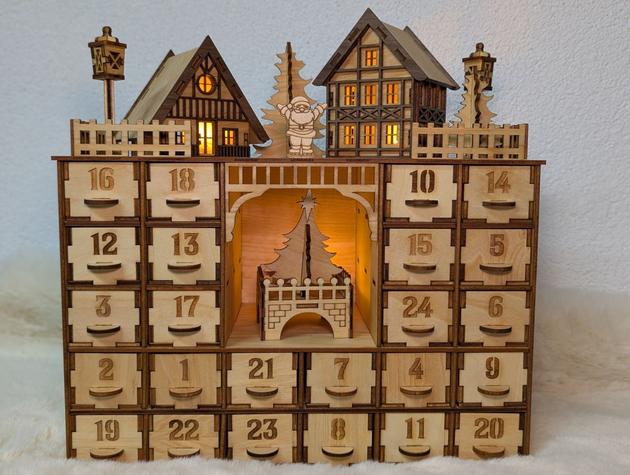 Beleuchteter Adventskalender aus Holz mit Fachwerkhäusern und Schubladen