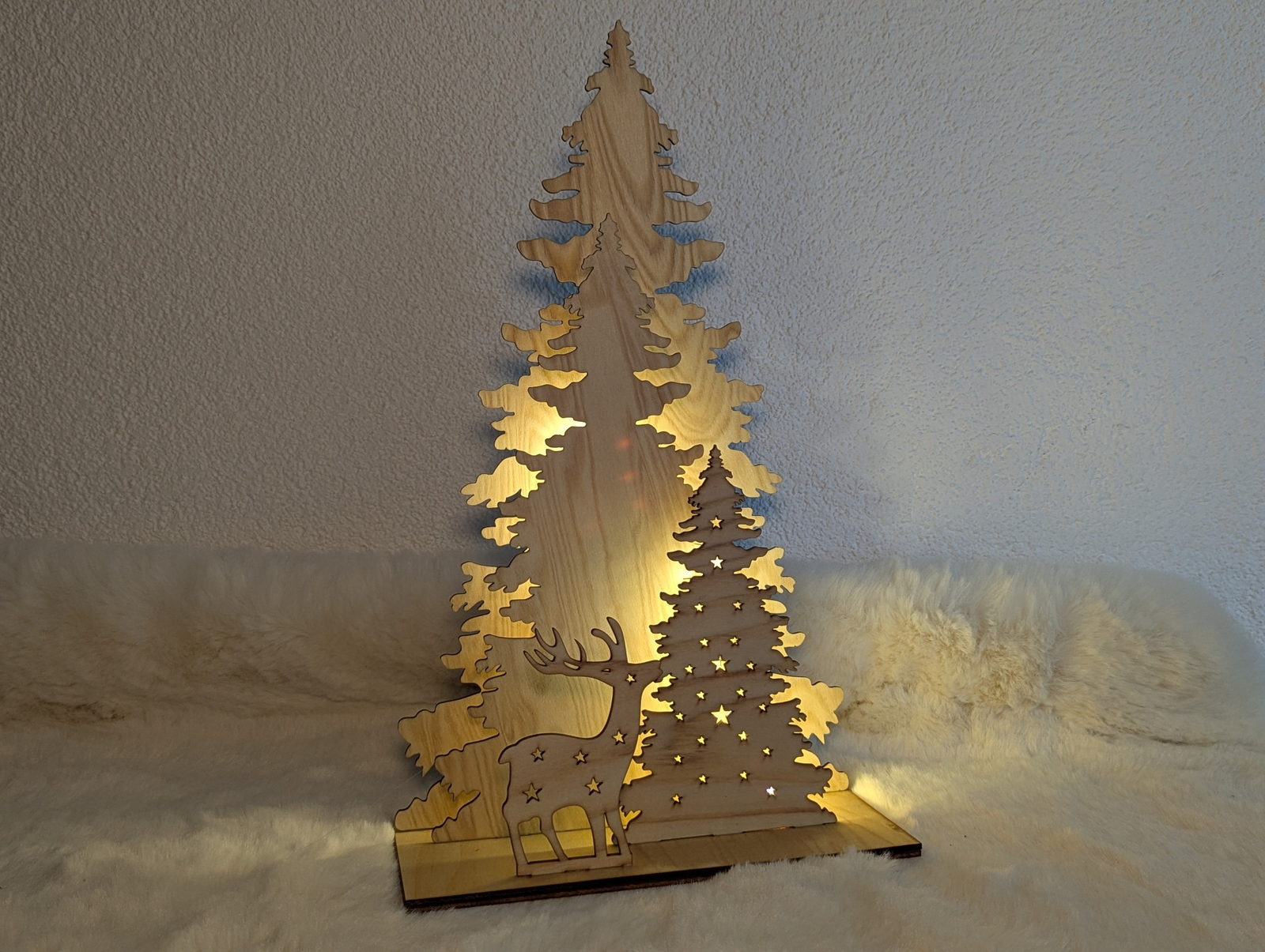 Beleuchtete Holzdeko mit Bäumen und Hirsch