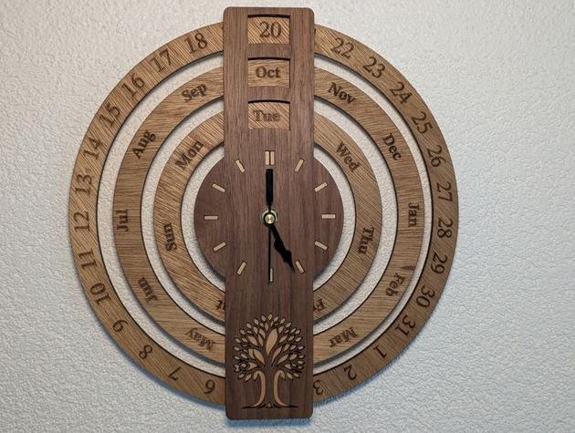 Ewigkeitskalender aus Holz mit Uhr und Lebensbaum