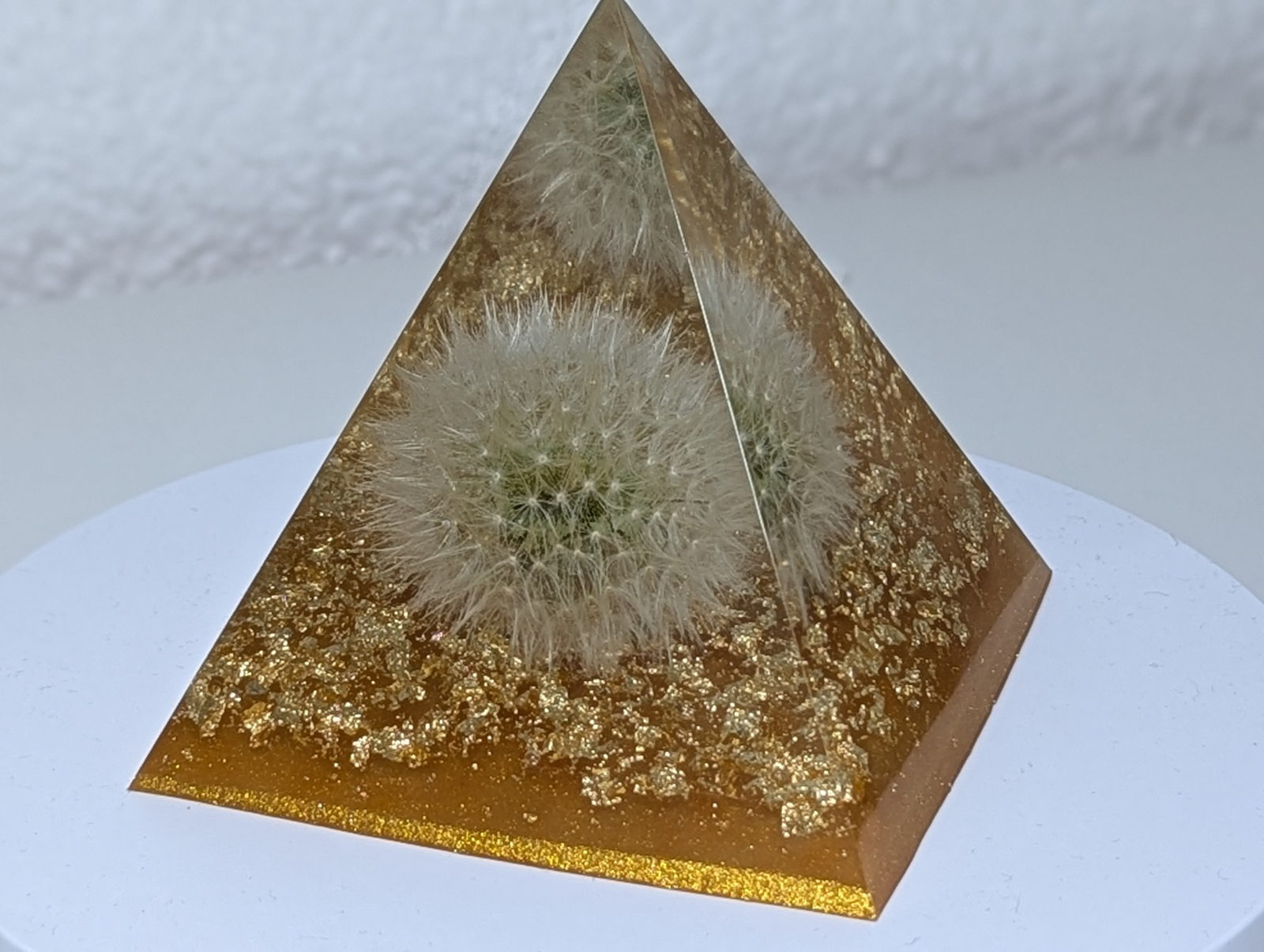 Harzpyramide mit Pusteblume
