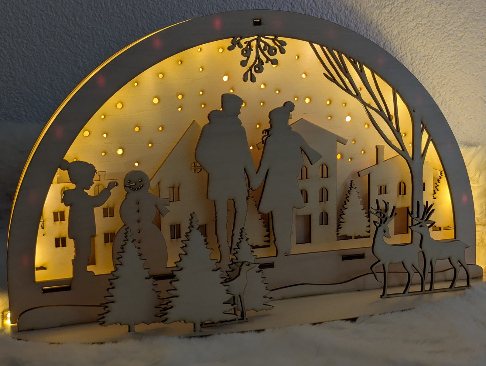 Beleuchteter Schwibbogen mit Winterfamilie